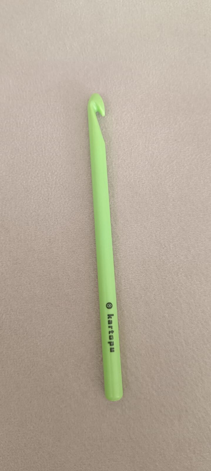 Kartopu Renkli Plastik Yün Tığ 15 cm Yeşil - 8 mm